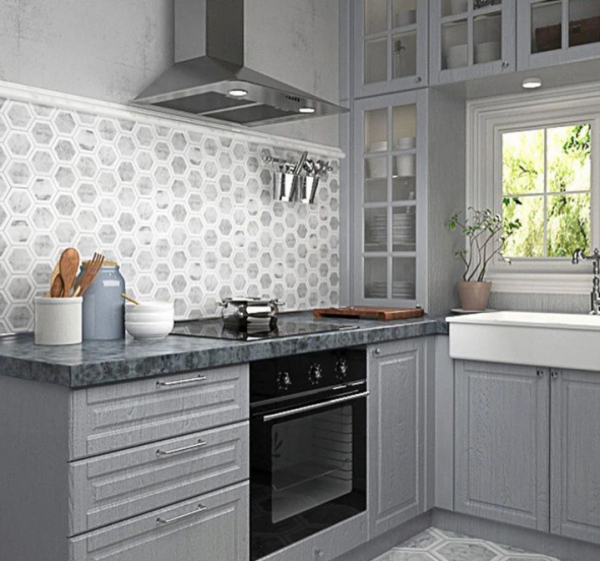 Lantai ubin marmer atau granit dengan pola geometris